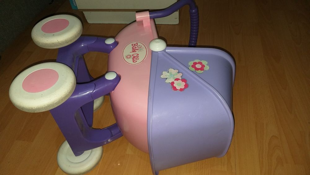 Детская игрушечная коляска