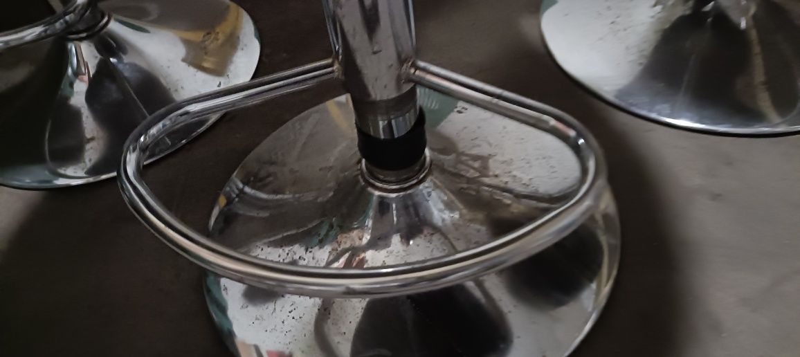 Czarne hokery i inne z salonu kosmetycznego