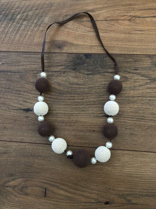 Lekki naszyjnik brązowy kremowy z