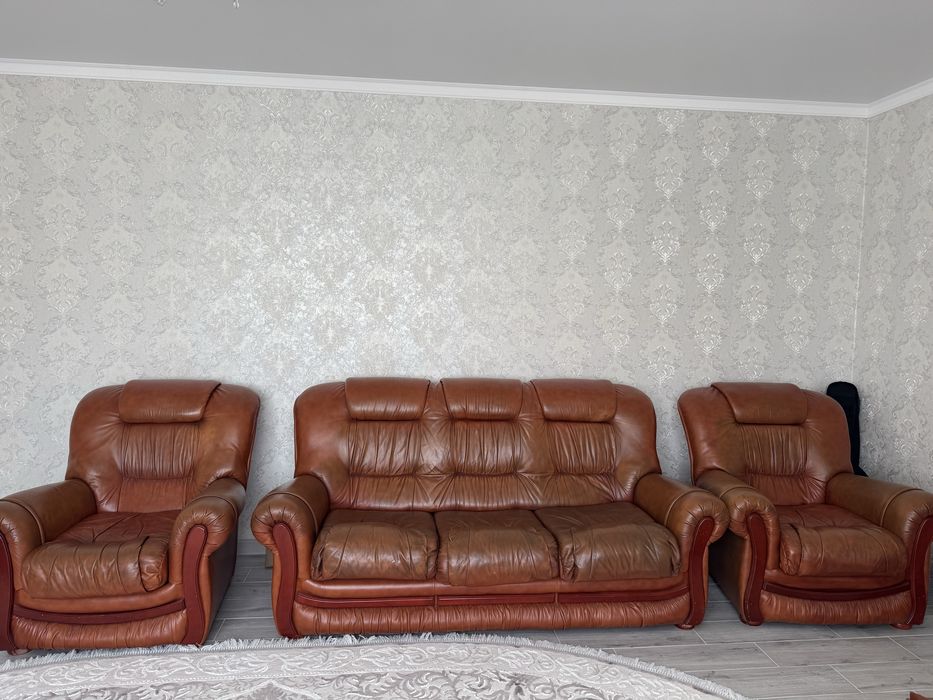 Шкіряний розкладний диван з двома кріслами