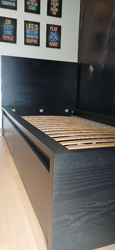 Cama Malm Com 2 gavetas e estrado incluído.