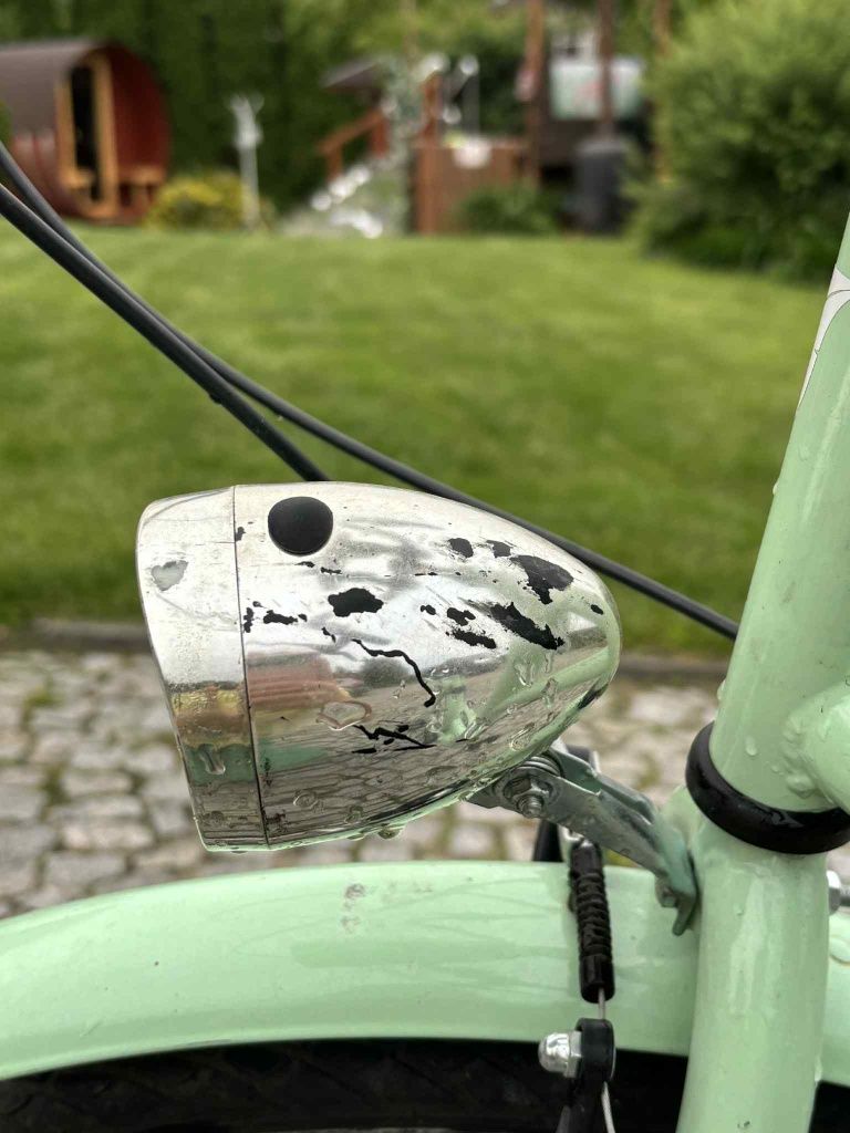 Miętowy rower z koszykiem i zapięciem
