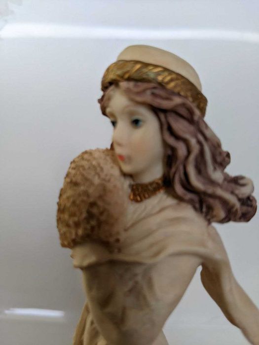 Статуетка "Дівчина з муфтою"