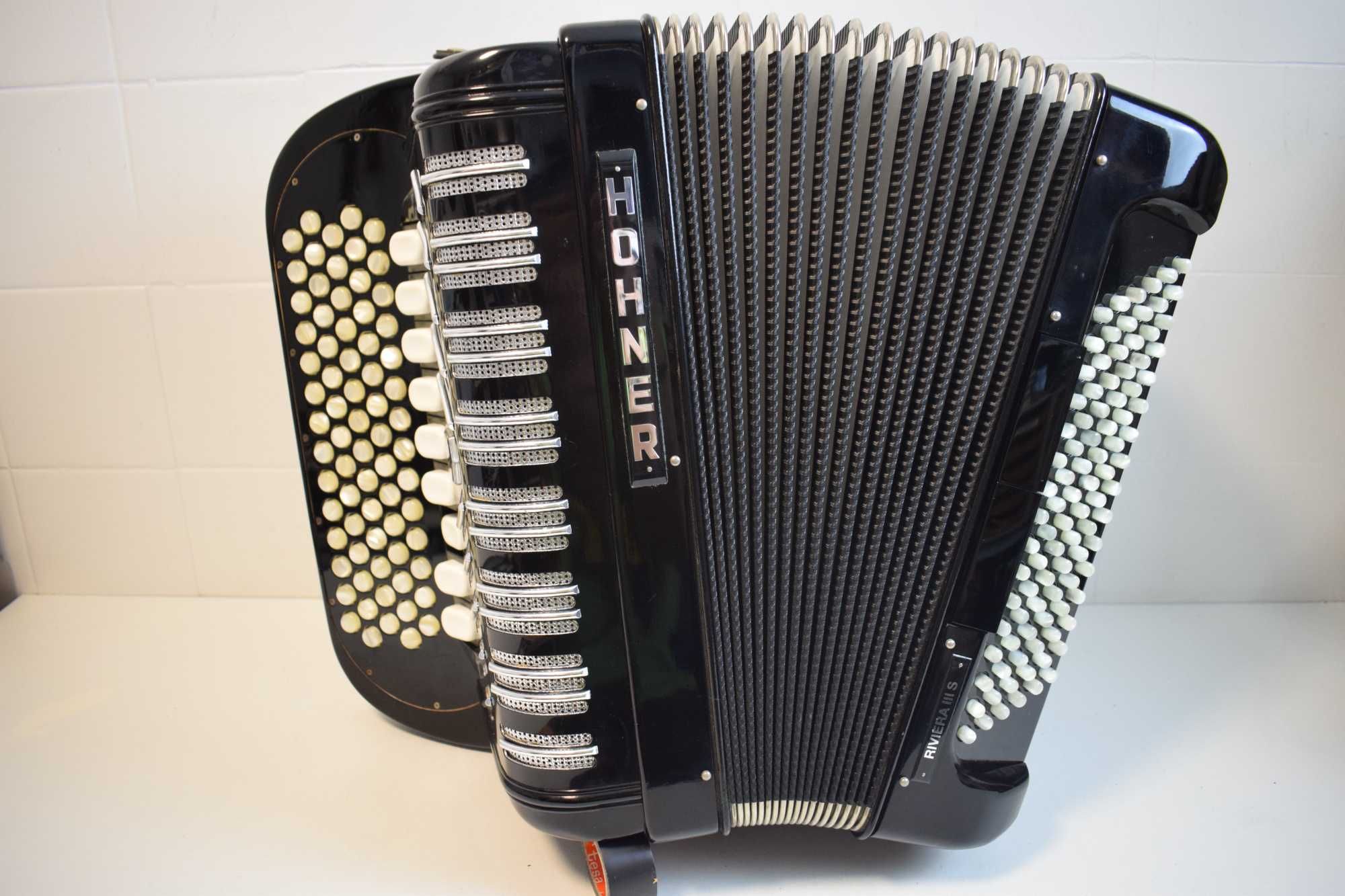 Acordeao Hohner Riveira III S. N 230