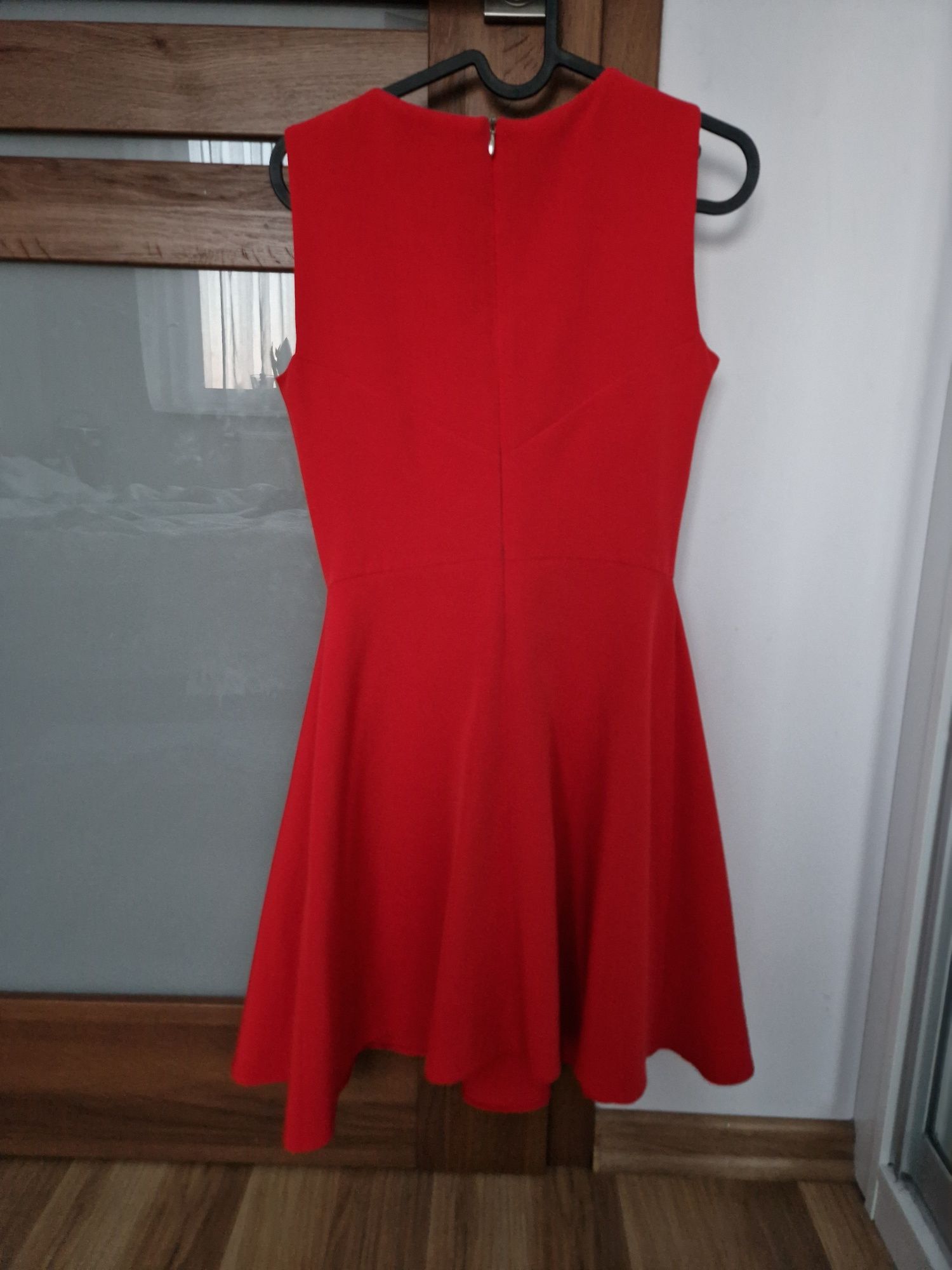 czerwona sukienka wizytowa