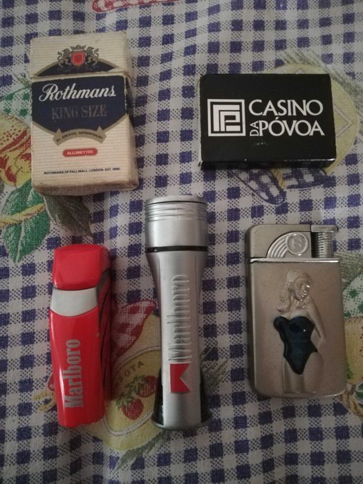 Isqueiros marlboro e caixa fósforos