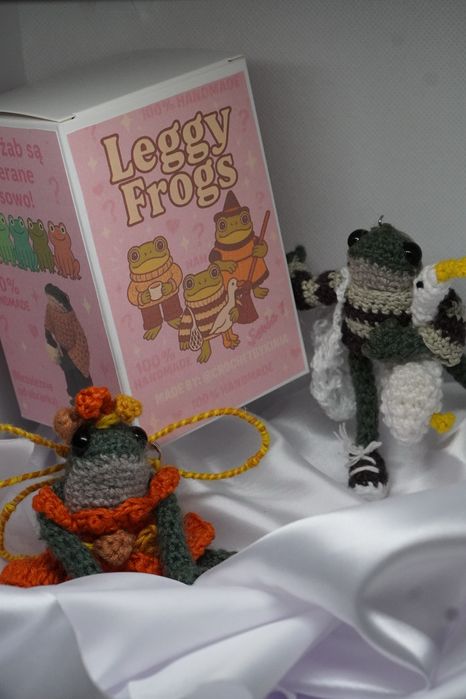 blindbox żabka brelok ala knitted frog w ubranku