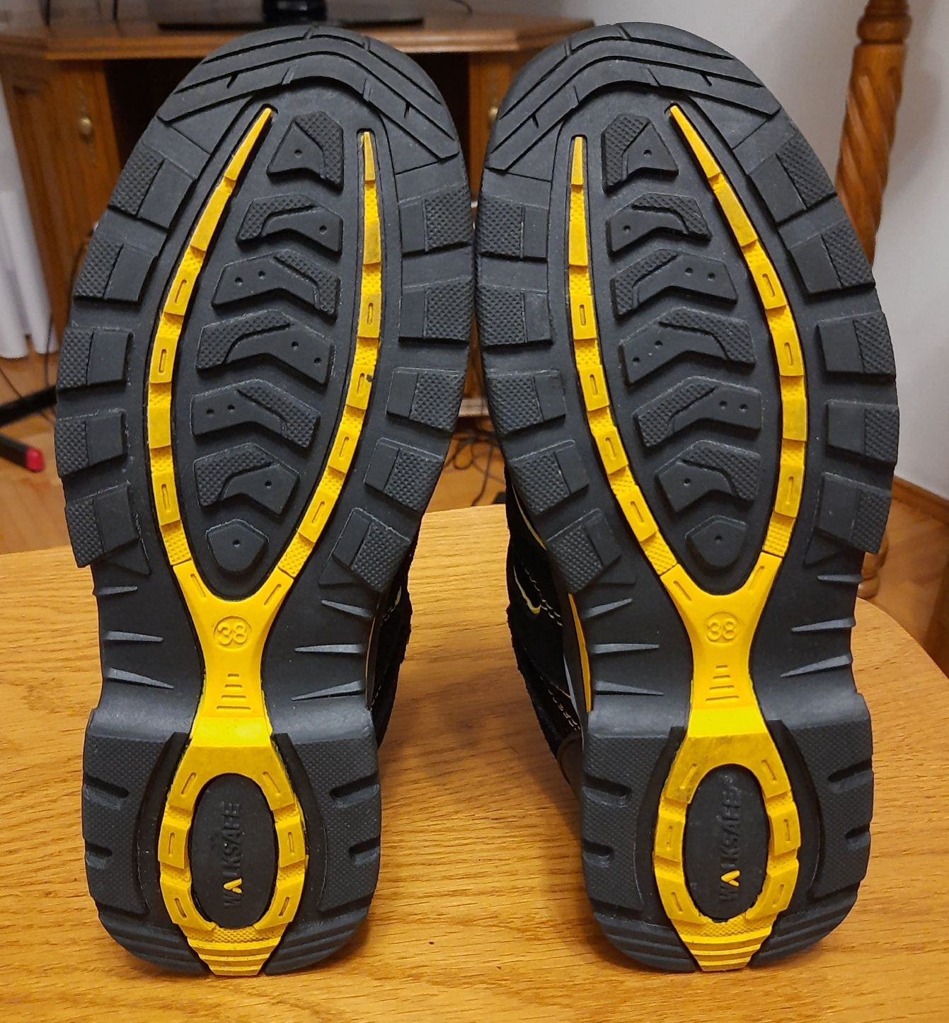 Захисні черевики Neri Walksafe 210 (розмір 38) в ідеальному стані