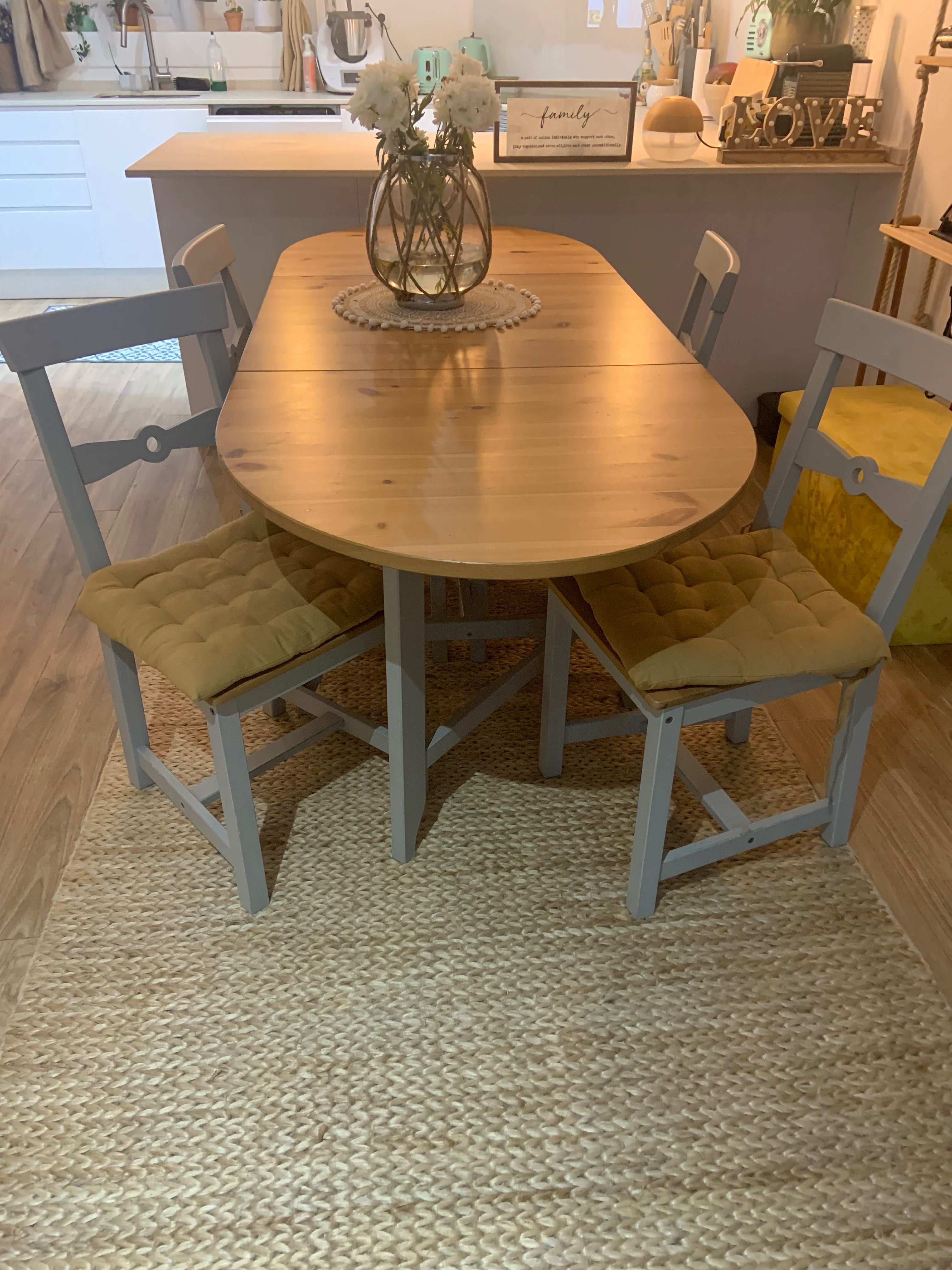 Mesa de jantar extensível e 4 cadeiras