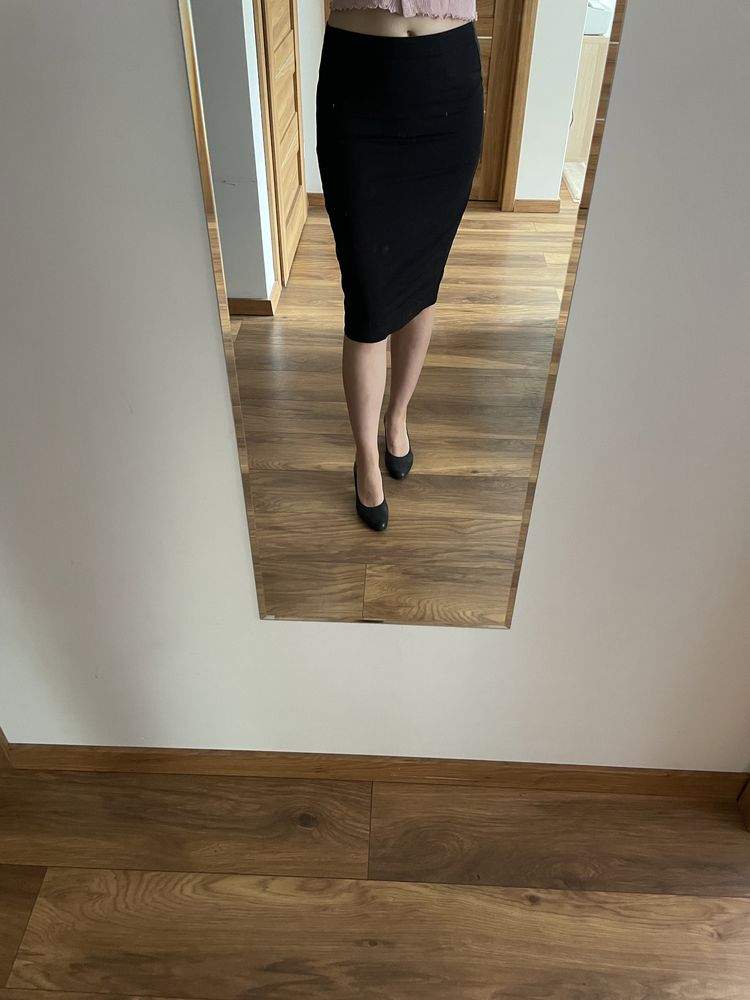 Czarna elegancka spódnica ołówkowa Zara za kolano (S)