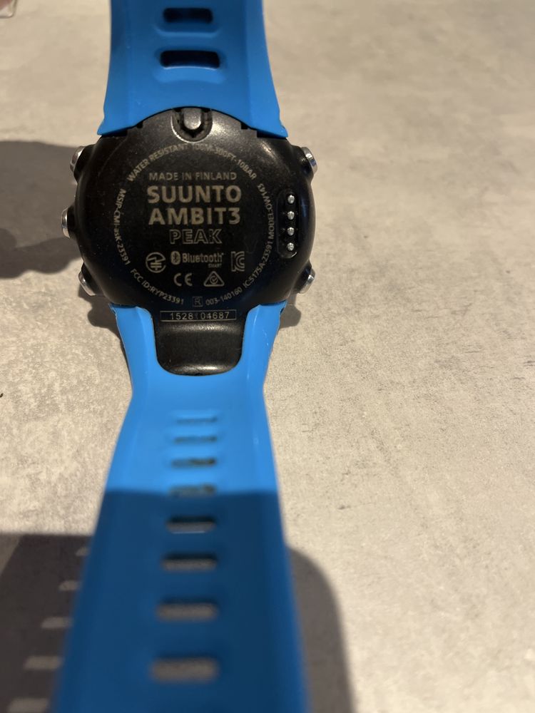 2 zegarki Suunto Ambit 3 Peak Sapphire z kablami do ładowania