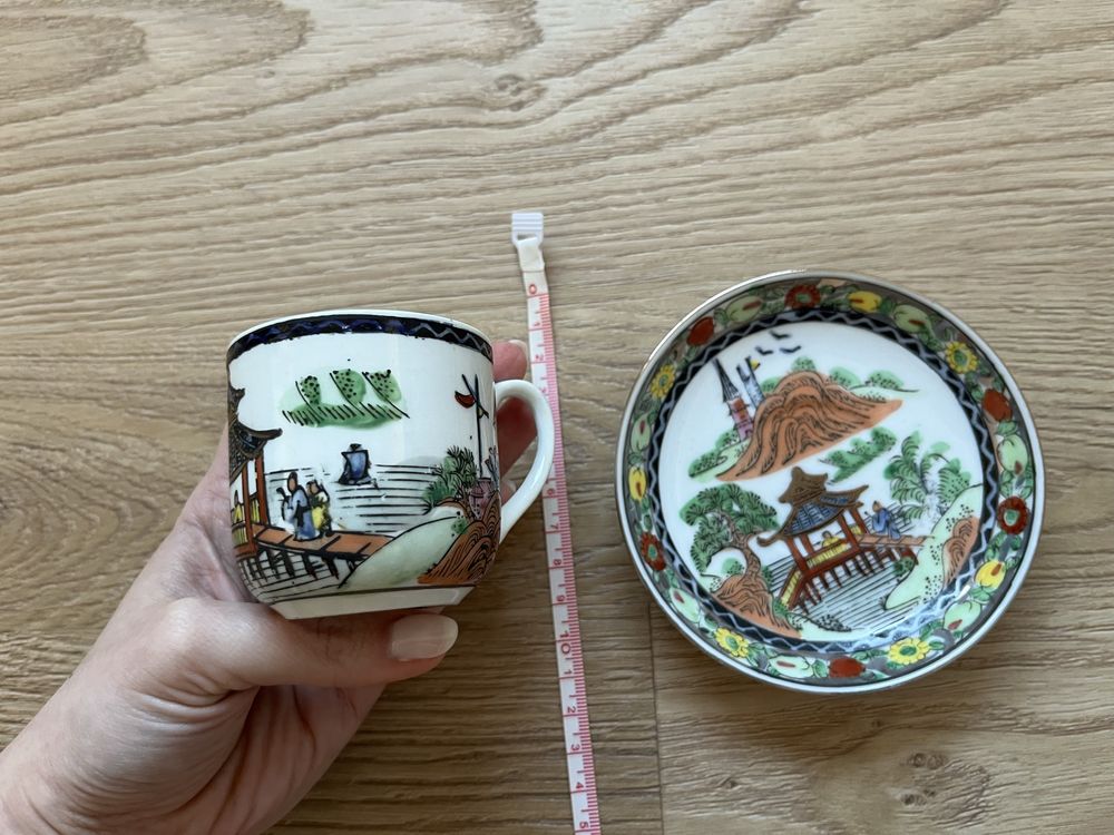Chávena de café e pires motivos orientais