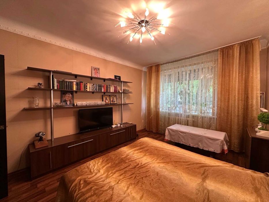 ТРИКІМНАТНА, район СК «Дніпровець»