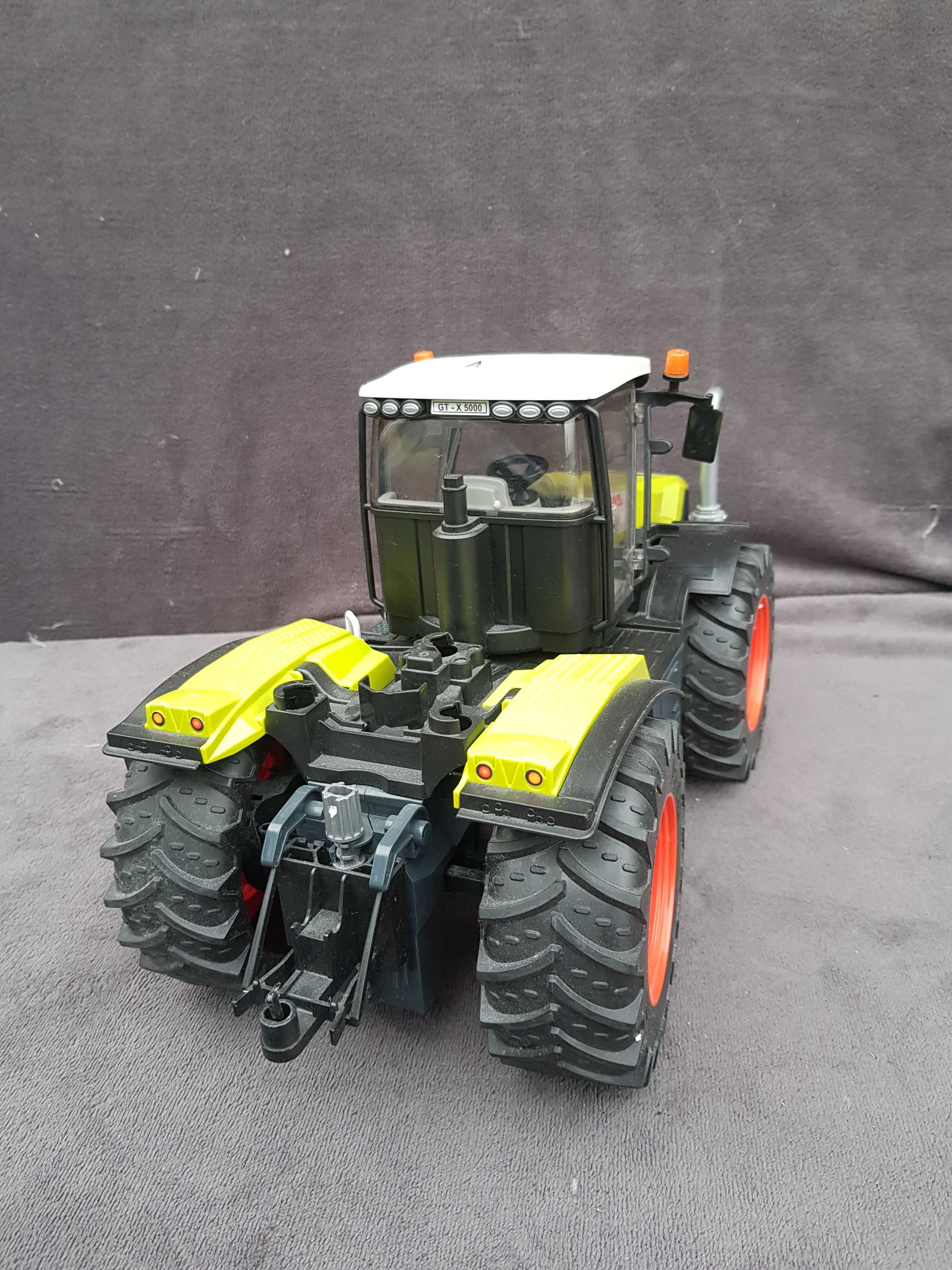 Bruder Traktor Claas Xerion 5000