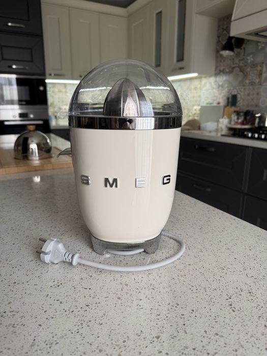 Соковыжималка Smeg. Цитрус пресс Smeg CJF11CREU