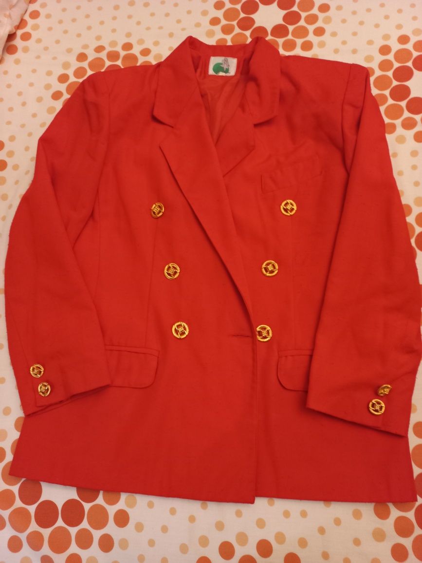 Blazer alinhado vermelho com botões dourados