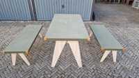 Duży stół z ławkami
