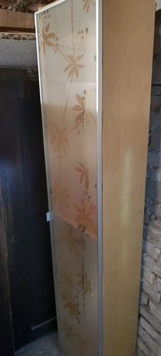 Szafka półka z przeszklonymi drzwiami witryna mebel