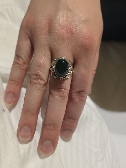 Stary, srebrny pierscionek z zielonym oczkiem