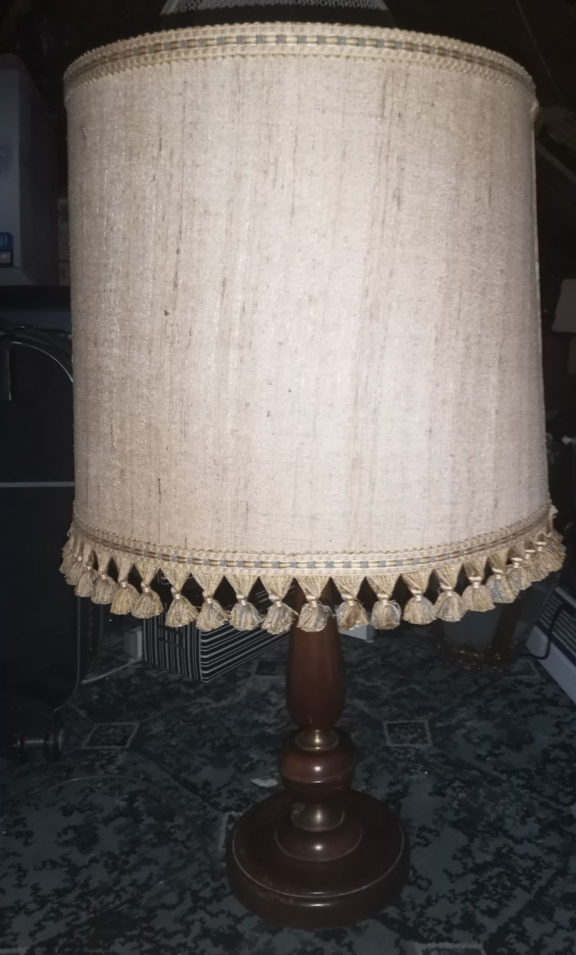 Piękna lampa z materiałowym abażurem
