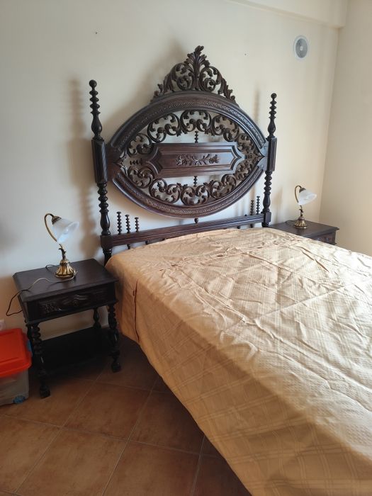 Quarto Comp. em Madeira Maciça Entalhada – Cama, Mesas, Cómoda e Roup.