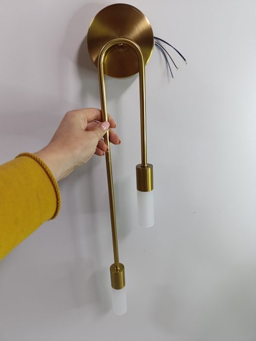 Klinkiet ścienny złoty na 2 żarówki LED – elegancja i funkcjonalność