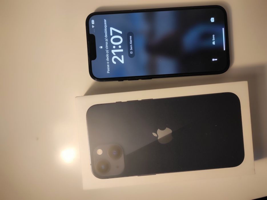 iPhone 13, de cor preto/azul escuro