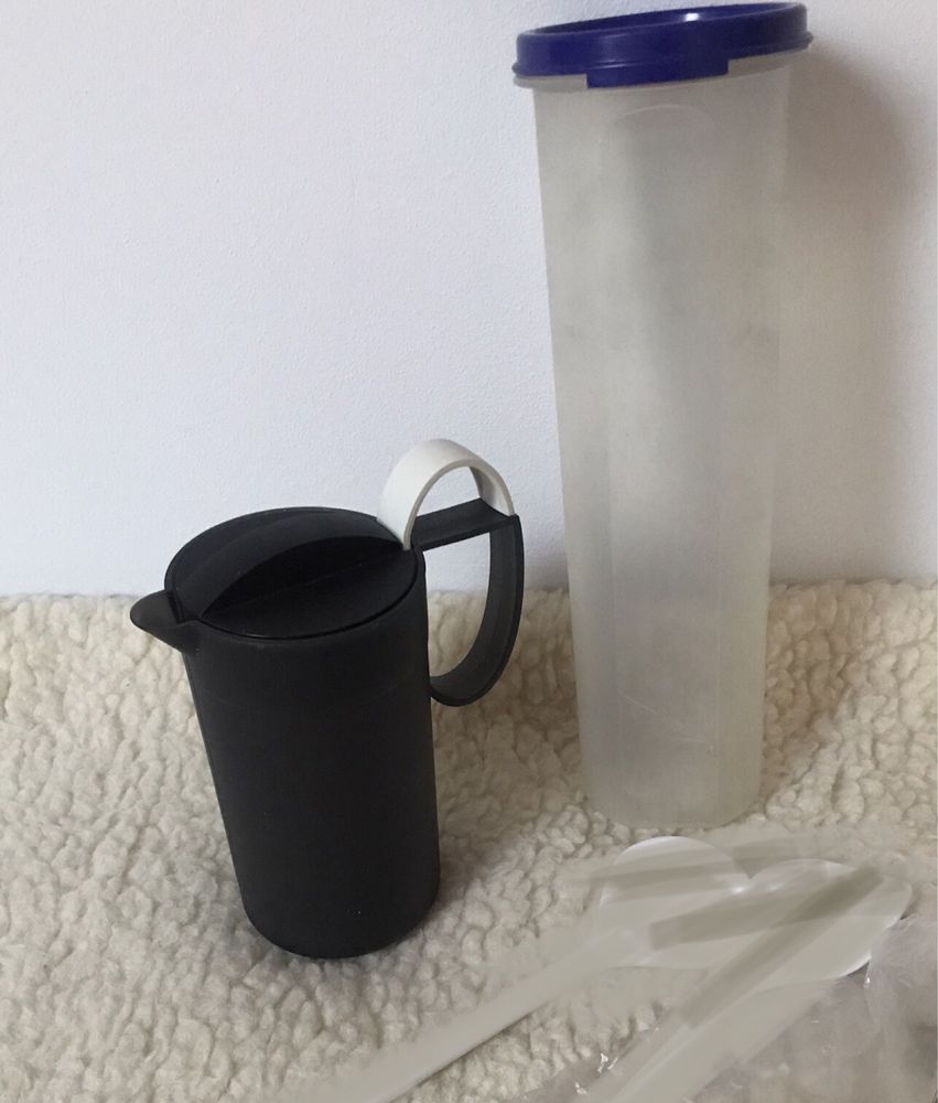 Zestaw akcesoria kuchenne: maselniczka, pojemniki Tupperware, gadżety