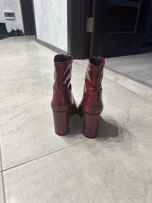 Лаковані червоні черевики на підборах Zara