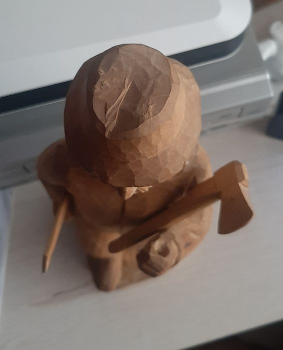 Rzeźba mężczyzny z piłą i siekierą