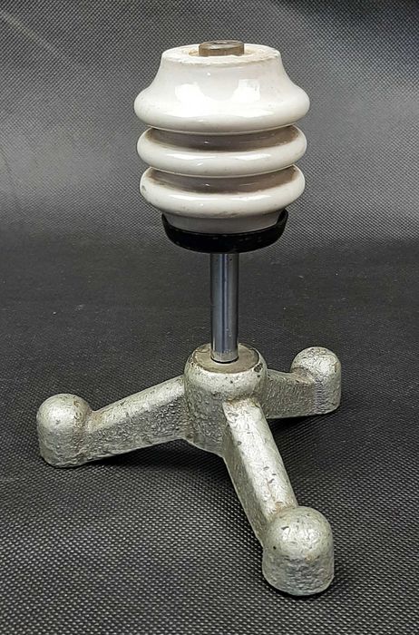 Ceramiczny izolator na podstawie - laboratoryjny