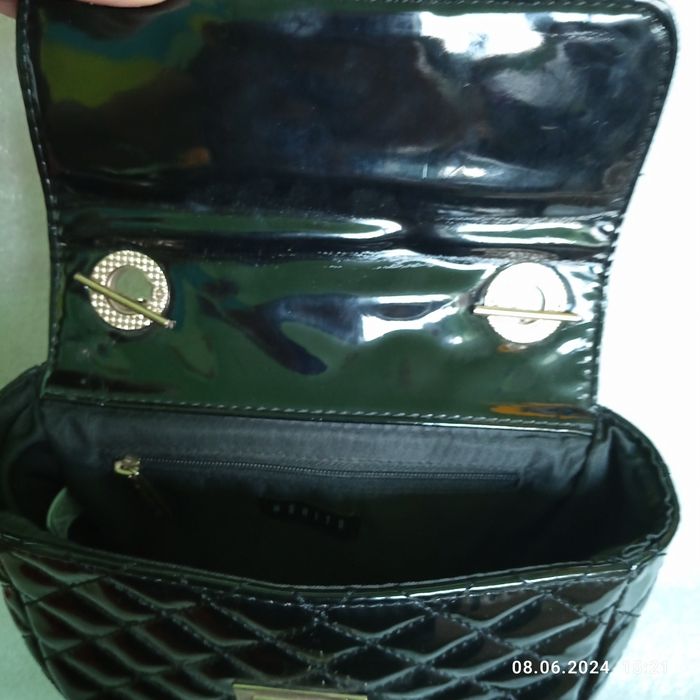 Elegancka czarna lakierowana torebka na łańcuszku. MOHITO.