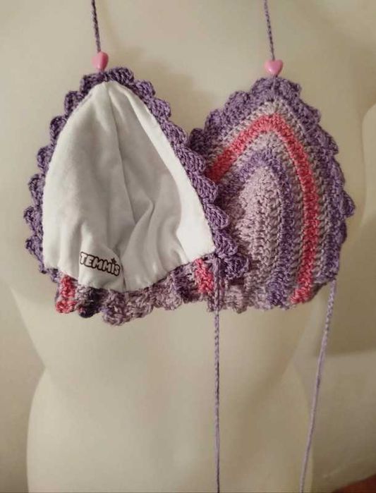 Parte de cima de bikini de crochê, lilás, rosa, e roxo.
