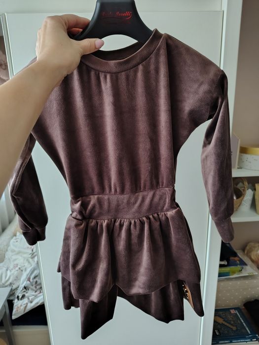 Welurowa sukienka 98