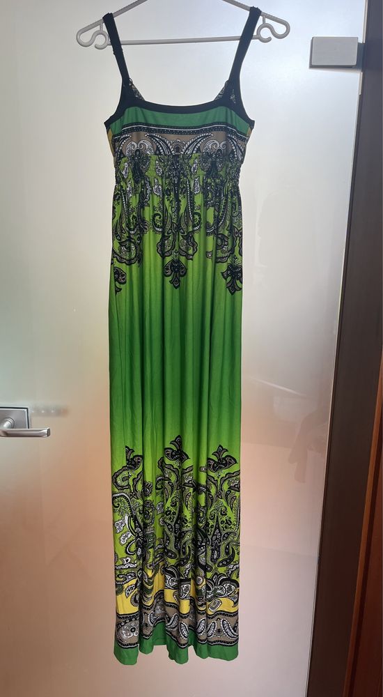 Zielona długa sukienka w print na lato