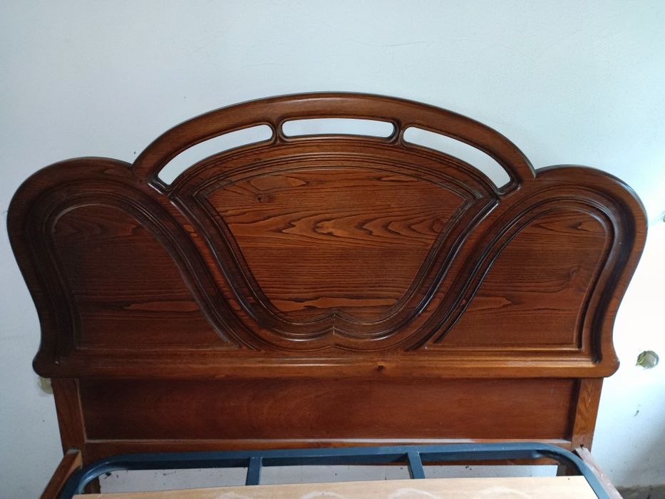 Cama de casal em madeira maciça de castanho com estrado metálico 
Perf