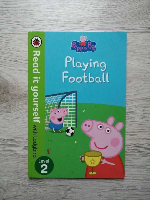 Peppa Pig: Playing Football książka w językuy angielskim