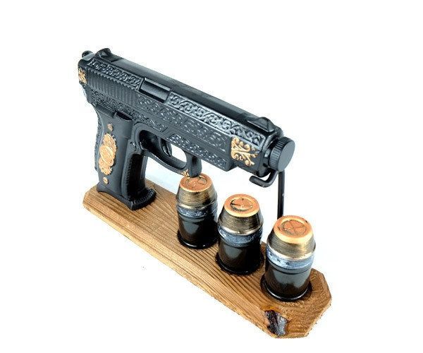 Пистолет Беретта на деревянной подставке, набор для алкоголя 0.5 л