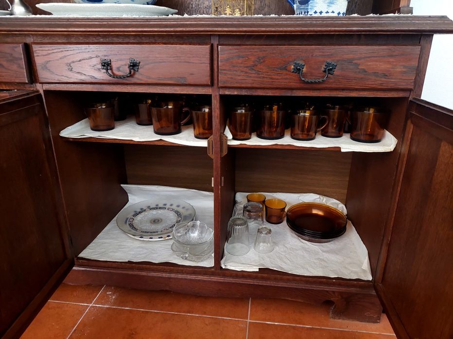 Armário em madeira maciça e cadeiras antigas