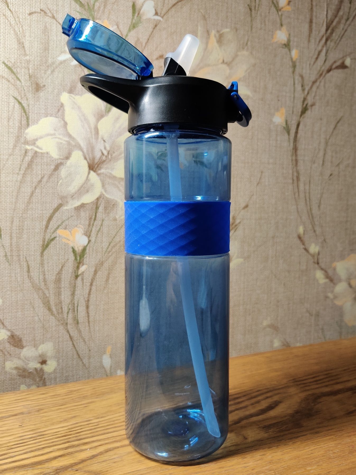 Фляга, бутылка для воды 0,9L с питьевой системой и ухом для переноски.