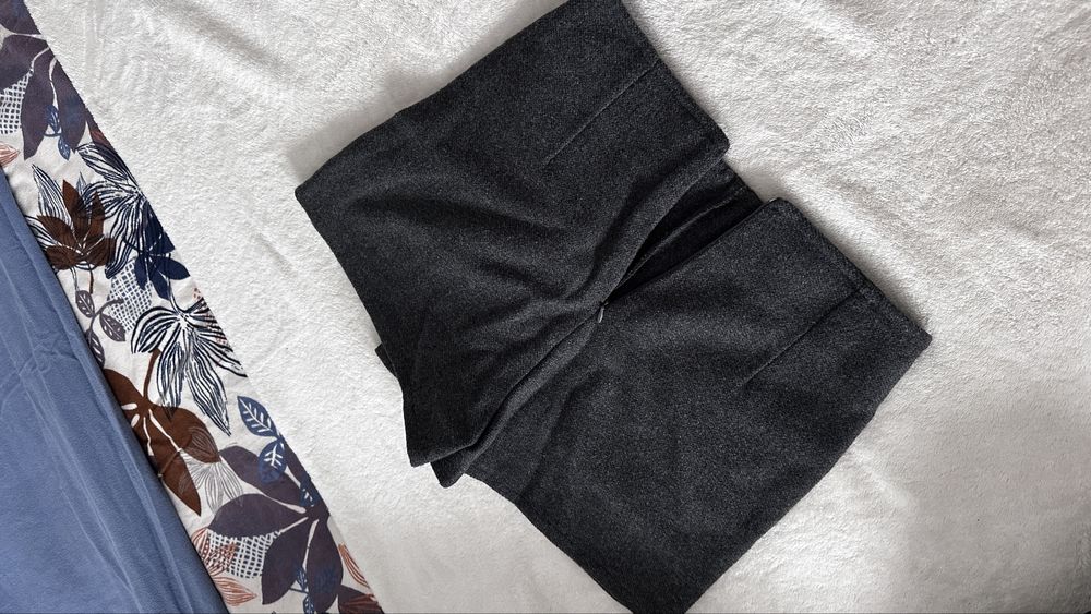 Шорти /спілниця  чонні та сірі