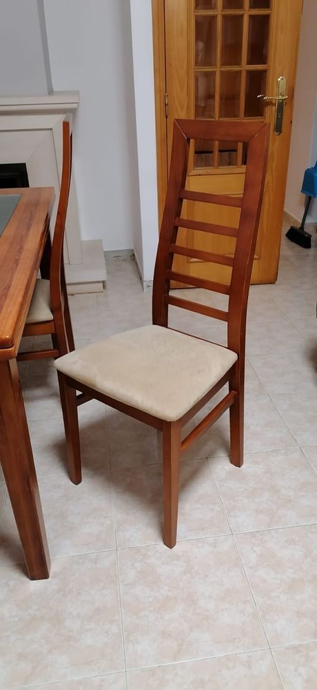 Conjunto de mesa e 4 cadeiras