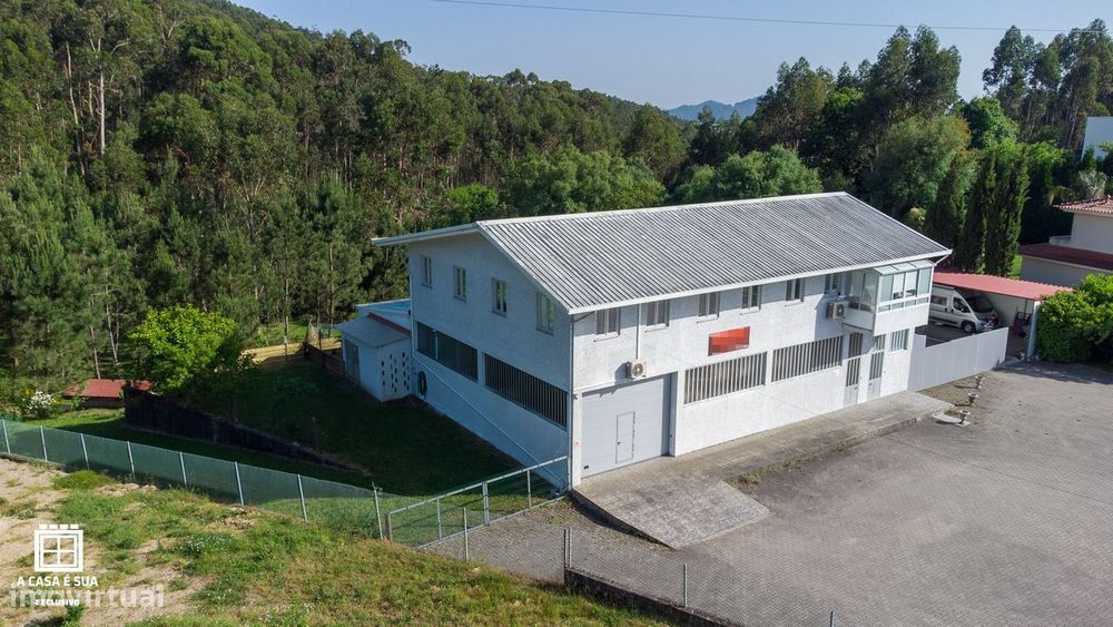 Prédio c/ armazém, apartamentos e terreno em Fajões, OAZ - Exclusivo