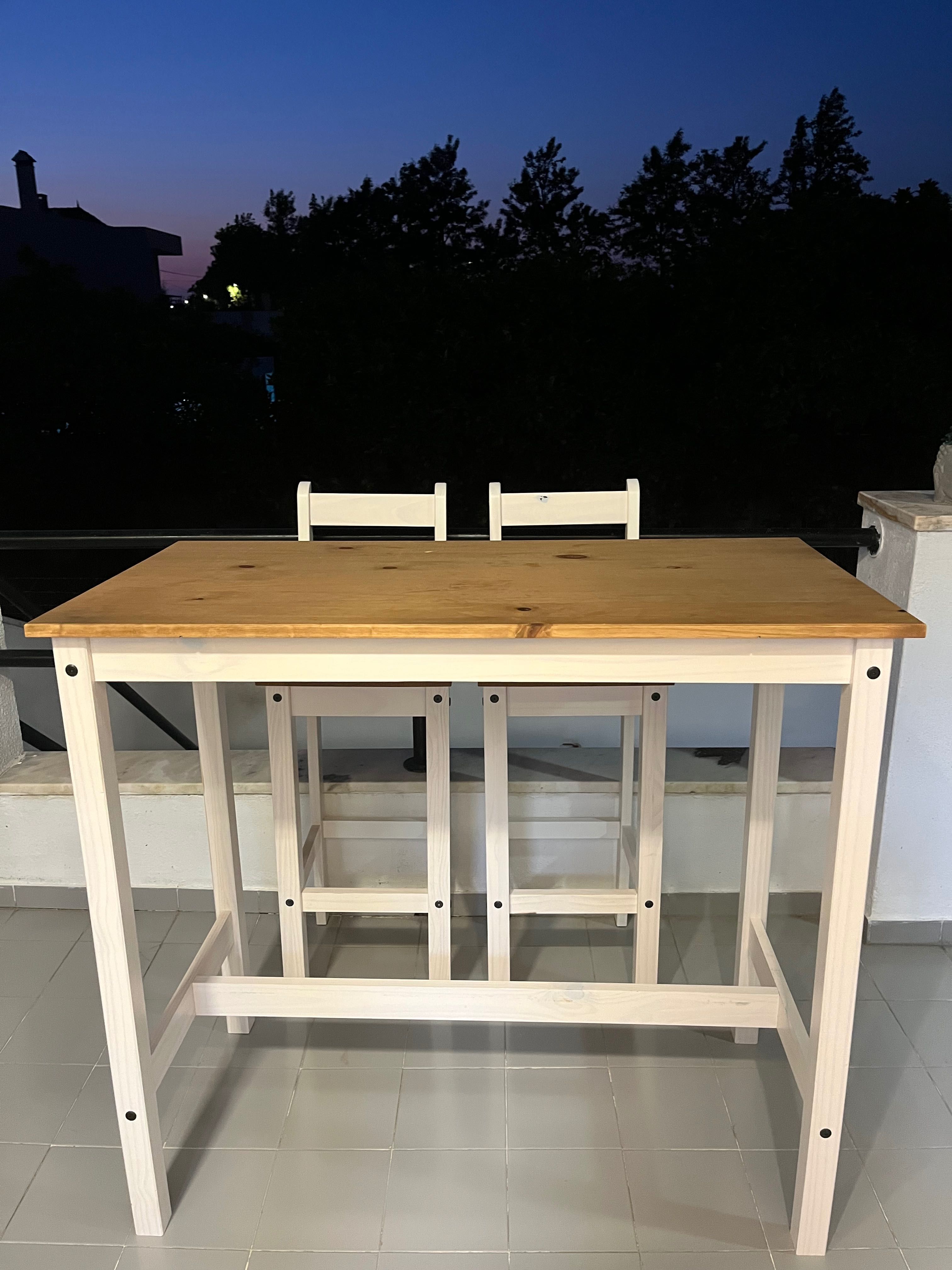 Mesa com duas cadeiras