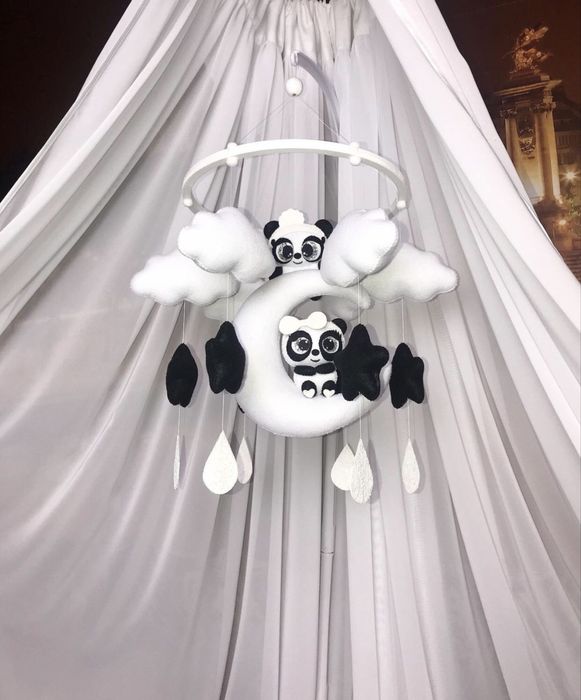 Дитячий мобіль в ліжечко ручної роботи з фетру для хлопчика «Пандочки»