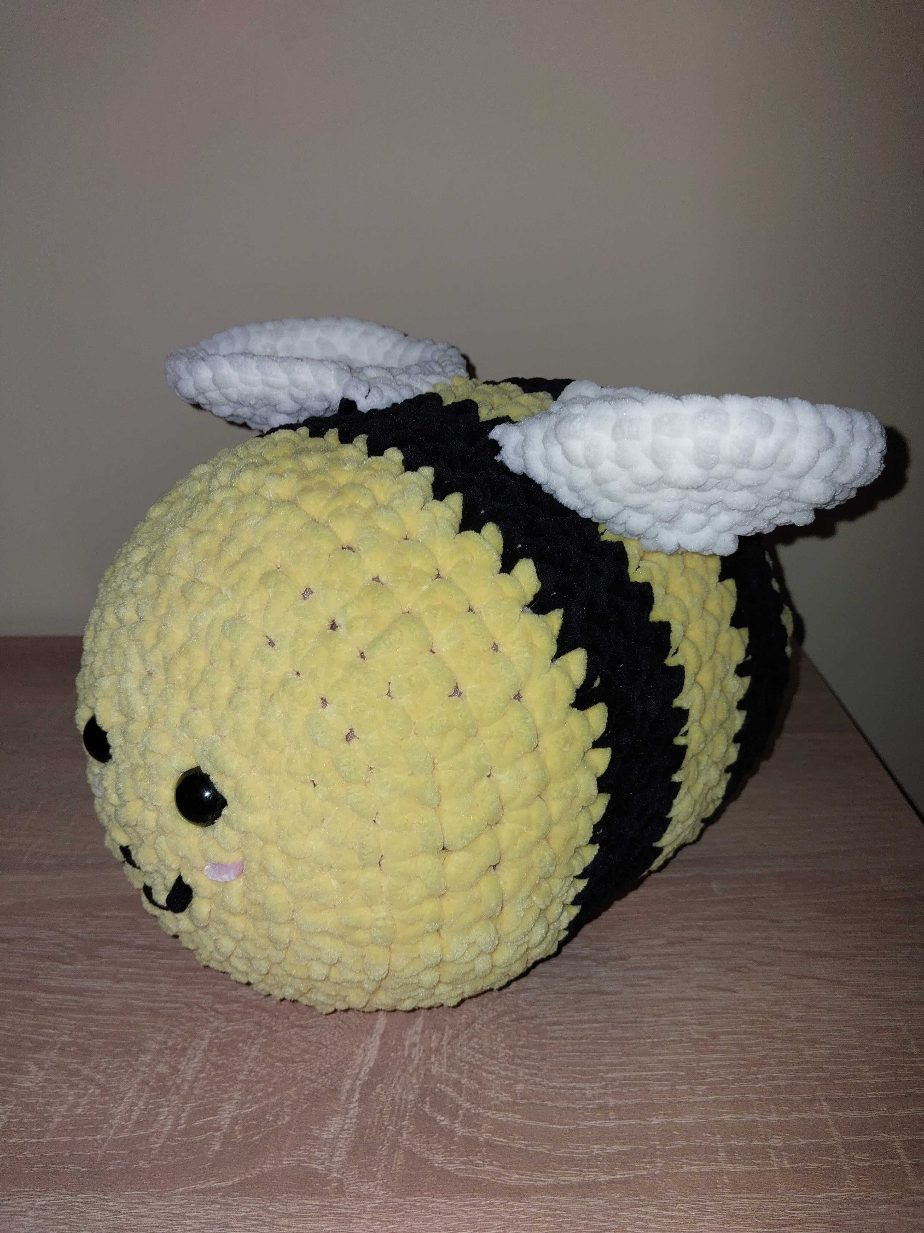 Pluszak duża pszczoła amigurumi na szydełku