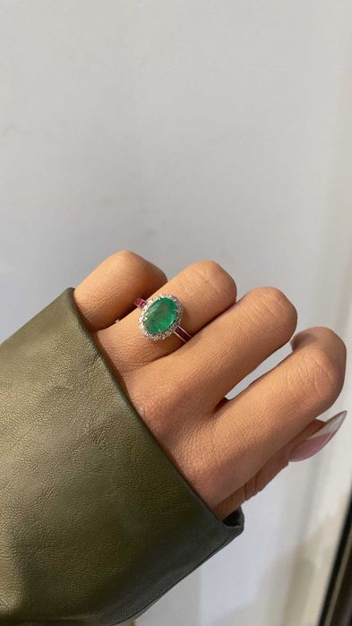 Pierścionek z naturalnym szmaragdem 2.55ct, rubinami 0.40ct diamentami