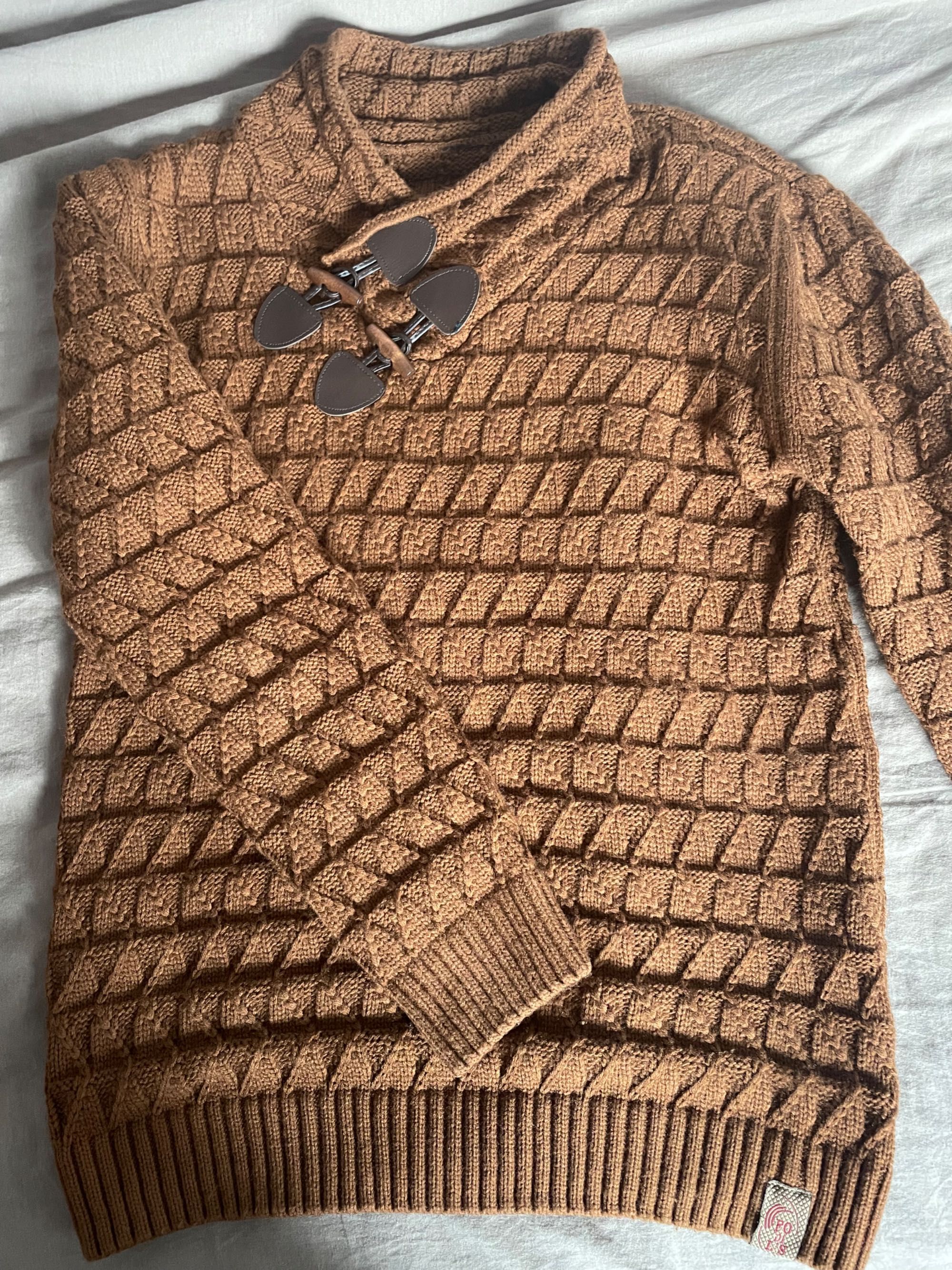 светр коричневий