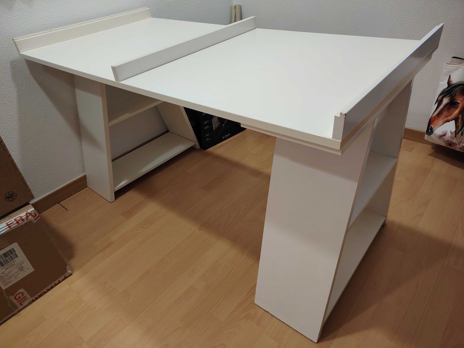 Mesa Secretária com cavaletes