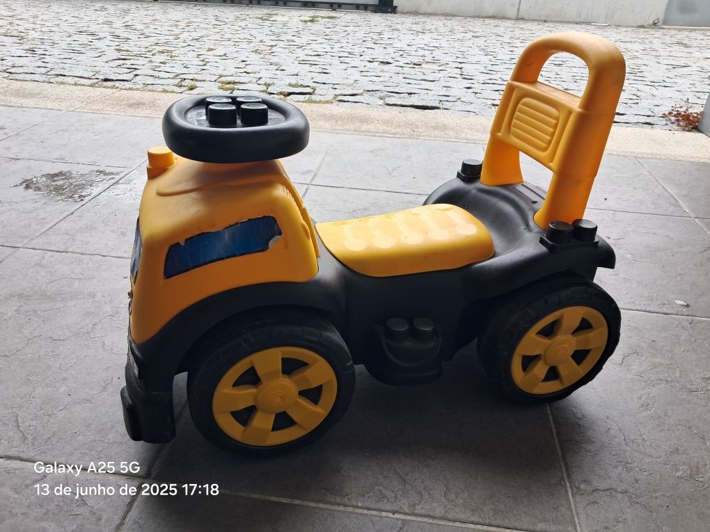 Carro brinquedo de bebe / criança